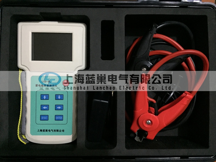 LCD-RL蓄電池容量測試儀，是快速準確測量蓄電池健康狀態(tài)、荷電狀態(tài)以及連接電阻等參數(shù)的數(shù)字存儲式儀器。本儀表通過在線測試，能顯示并記錄單節(jié)及整組電池的電壓、內(nèi)阻、容量、溫度等重要參數(shù)，可自動判別精確有效地挑出落后電池。