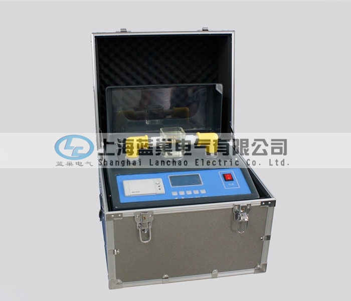 LCY-806絕緣油電壓擊穿試驗(yàn)儀采用微處理器，自動(dòng)完成升壓、保持、攪拌、靜放、計(jì)算、打印等操作，可在0～80KV范圍內(nèi)進(jìn)行油循環(huán)耐壓試驗(yàn)。
