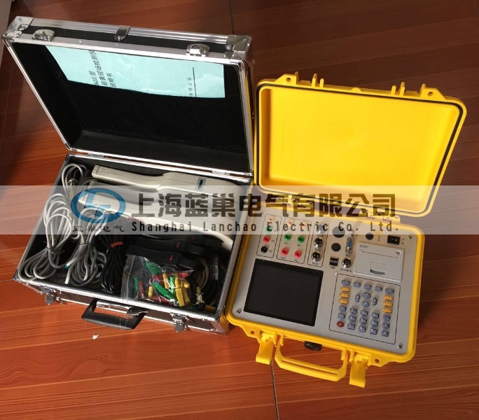 三相電能表現(xiàn)場校驗儀采用大屏幕彩色液晶作為顯示器，全中文圖形化操作界面并配有漢字提示信息、多參量顯示的液晶顯示界面，人機(jī)對話界面友好，向量圖顯示及接線判斷為檢查電路的正確性提供了可靠的依據(jù)。